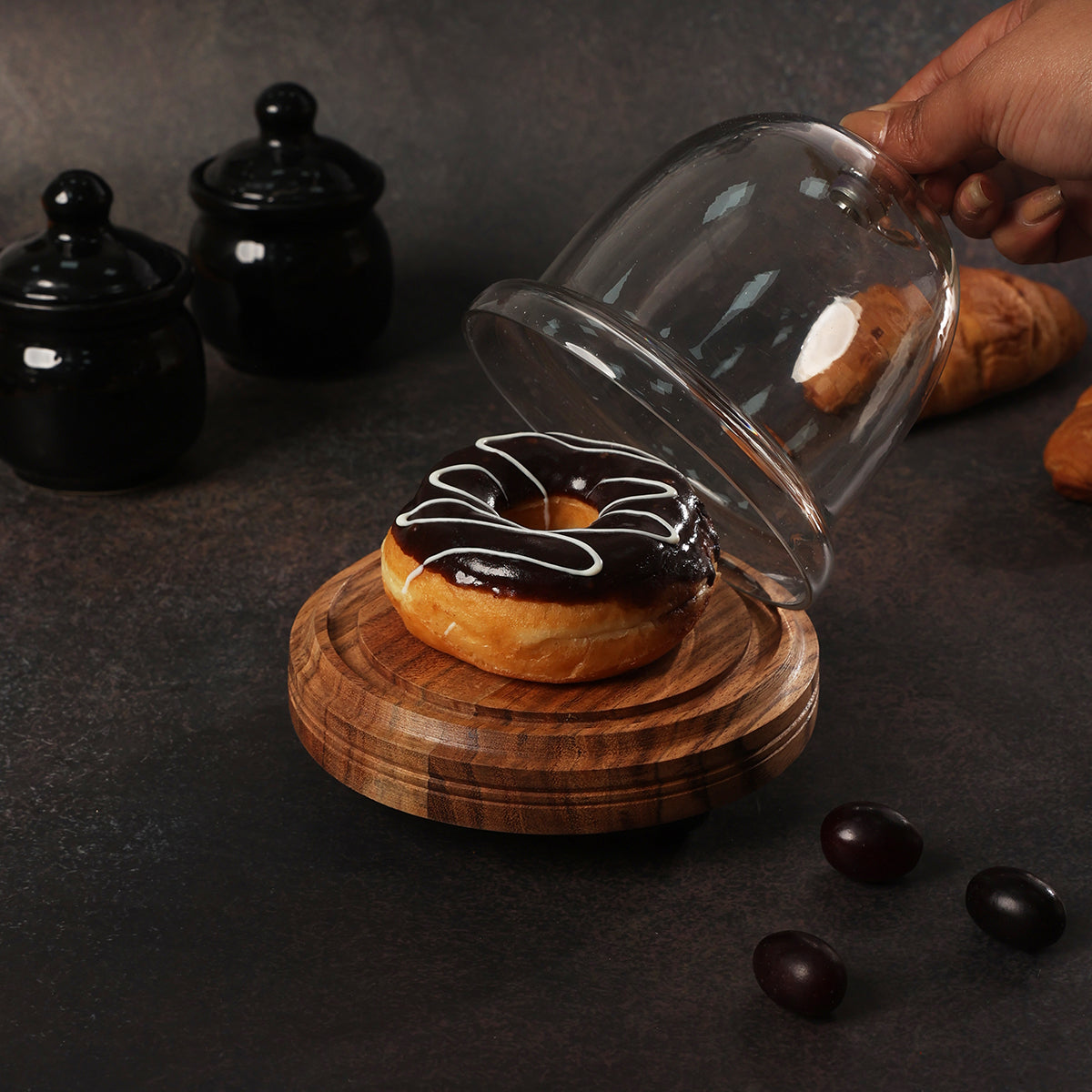 Mattheo knob acacia wood cake dome